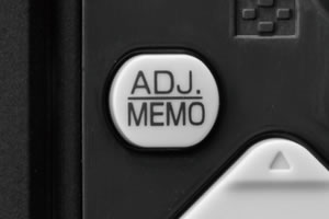 adj。ボタン