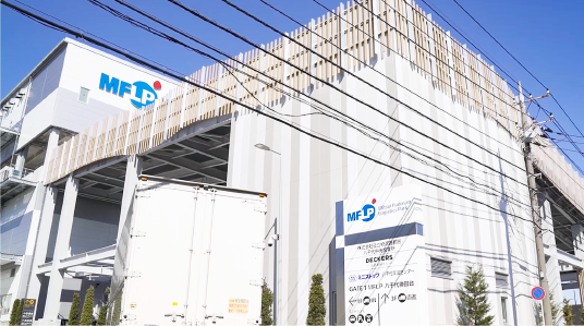 画像：大手コンビニ配送センターの自动化·重人化と，环境负荷低减を実现