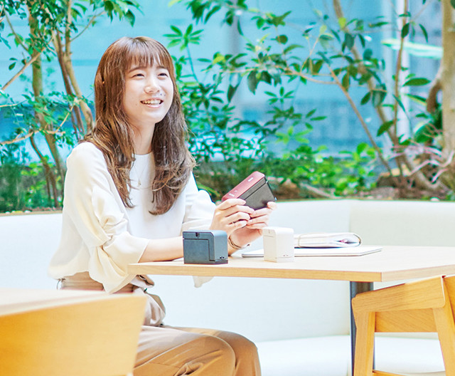 画像：プロダクトデザイナー 2017年入社 石榑 華那子 使う人を想ってデザインする