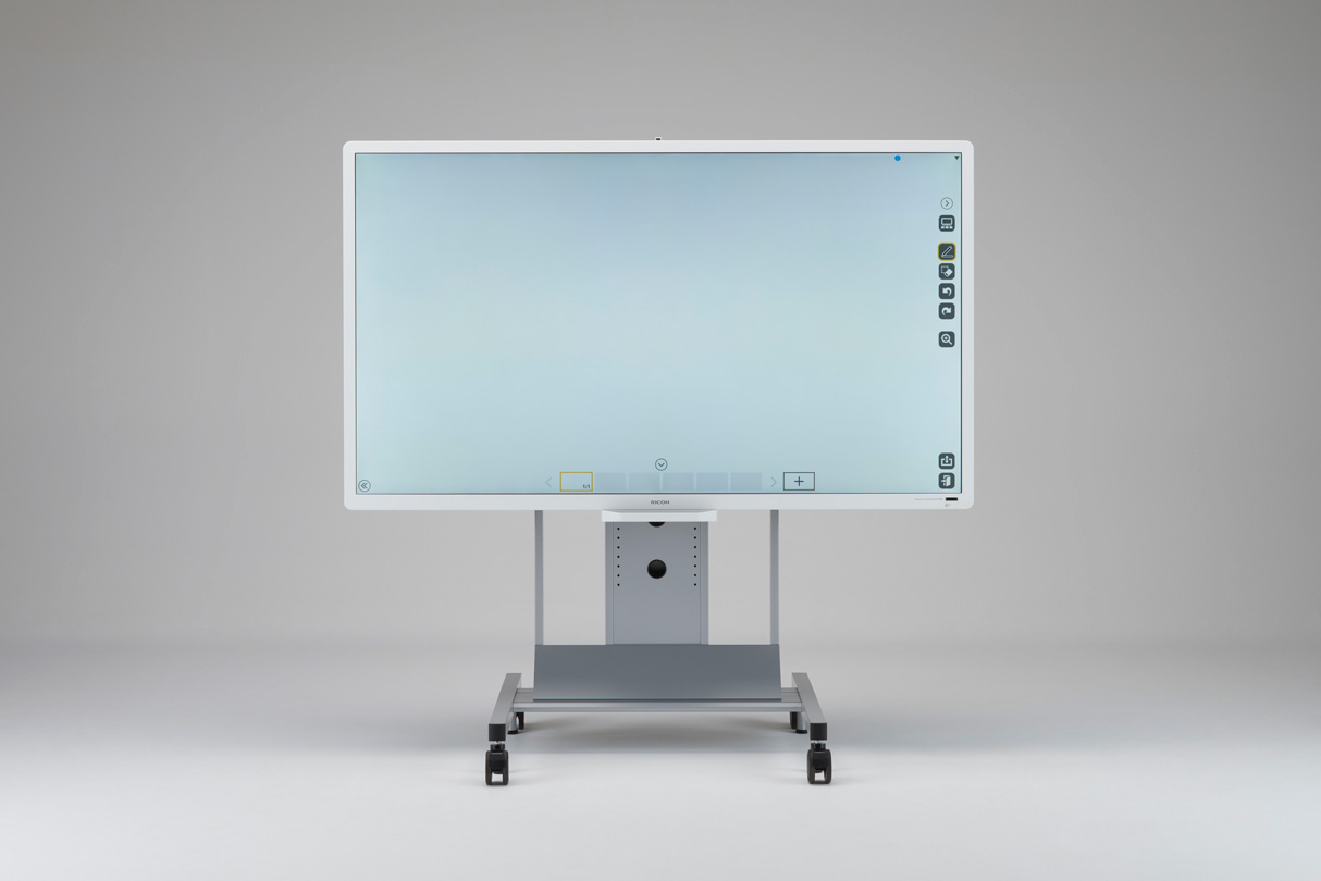 画像：理光交互式白板D8400（オプションのコントローラー及び别売スタンドを装饰着しもの）